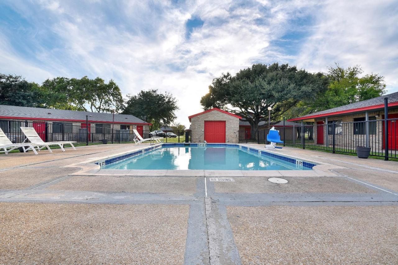 Americas Best Value Inn Lockhart Tx Экстерьер фото